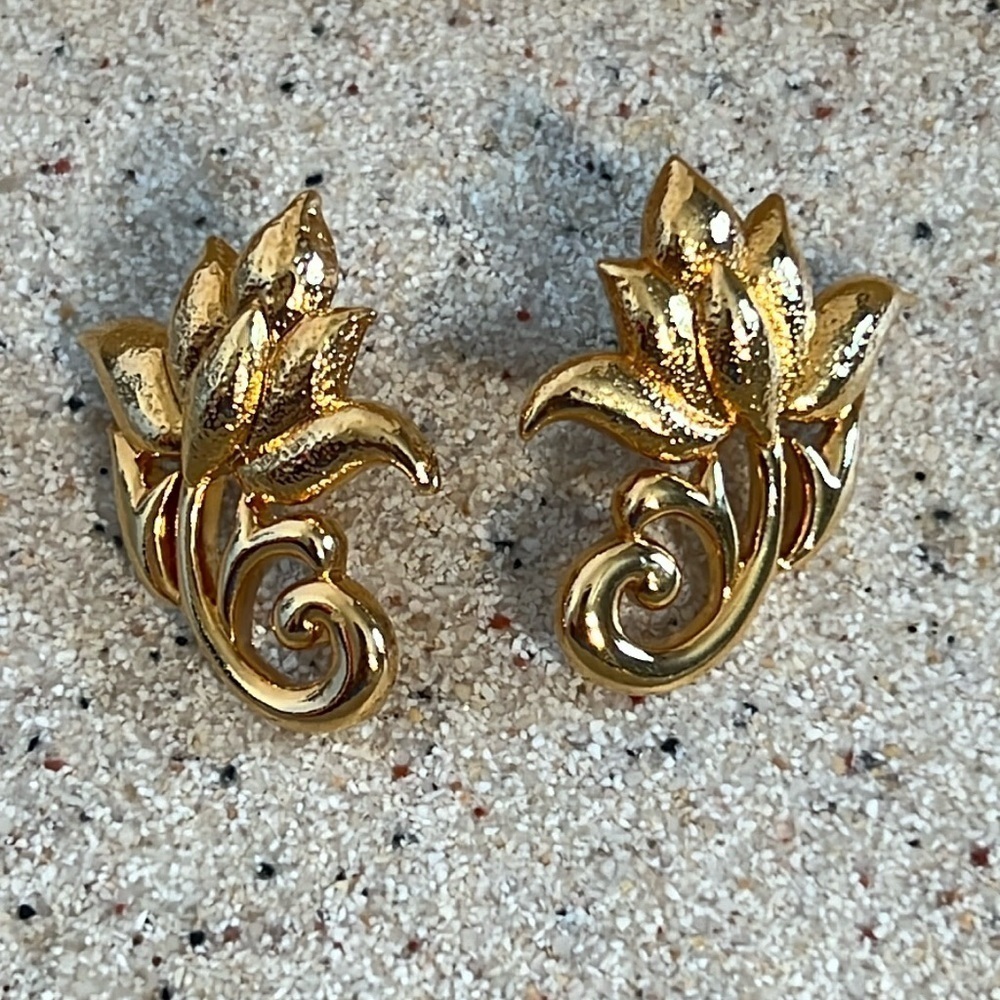 Avon Womens Vintage Gold Tone Floral Earings
